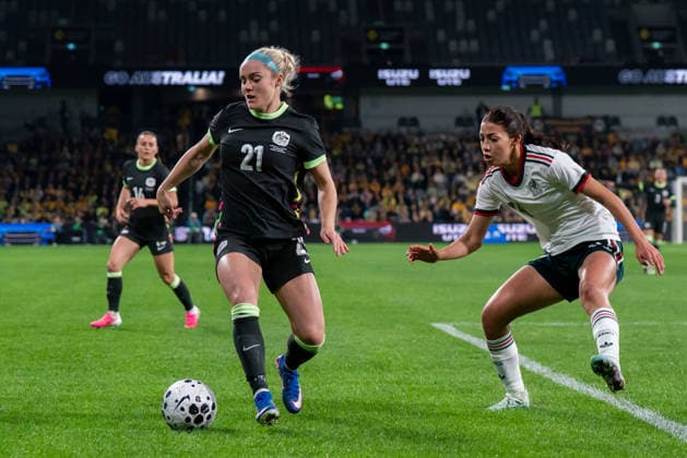 SYDNEY, AUSTRALIA - JUN 9: Ellie Carpenter of Australia controls the ball defended by Montserrat Saldivar of Mexico during the International Friendly, Länderspiel, Nationalmannschaft match between Australia and Mexico at CommBank Stadium on June 9, 2026 in Sydney, Australia.  Copyright: xNoexLlamasx xSPPx Sportspressphoto_SPR163751