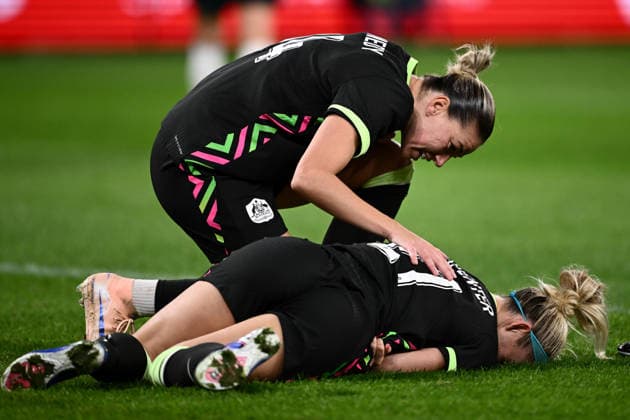SOCCER MATILDAS MEXICO, Alanna Kennedy of Australia assists Ellie Carpenter after she was hit by a ball during the International Friendly, Länderspiel, Nationalmannschaft match between Australia and Mexico at CommBank Stadium in Sydney, Tuesday, June 9, 2026. ( NO ARCHIVING, EDITORIAL USE ONLY SYDNEY NEW SOUTH WALES AUSTRALIA  Copyright: xDANxHIMBRECHTSx 20260609159747911323