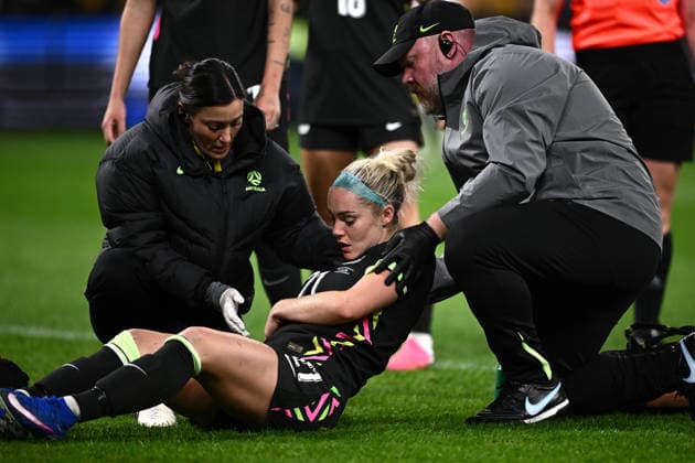 SOCCER MATILDAS MEXICO, Ellie Carpenter receives attention after she was hit by a ball during the International Friendly, Länderspiel, Nationalmannschaft match between Australia and Mexico at CommBank Stadium in Sydney, Tuesday, June 9, 2026. ( NO ARCHIVING, EDITORIAL USE ONLY SYDNEY NEW SOUTH WALES AUSTRALIA  Copyright: xDANxHIMBRECHTSx 20260609173179689789