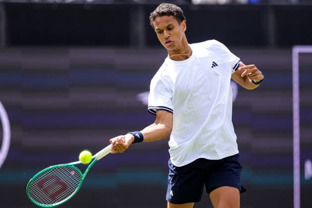 ROSMALEN, NETHERLANDS - JUNE 9: Gabriel Diallo of Canada plays a forehand in his Men s Singles First Round match against Adrian Mannarino of France during Day 2 of the Libema Open Grass Court Championships at the Autotron on June 9, 2026 in Rosmalen, Netherlands.  Copyright: xRenexNijhuis MBxMediax