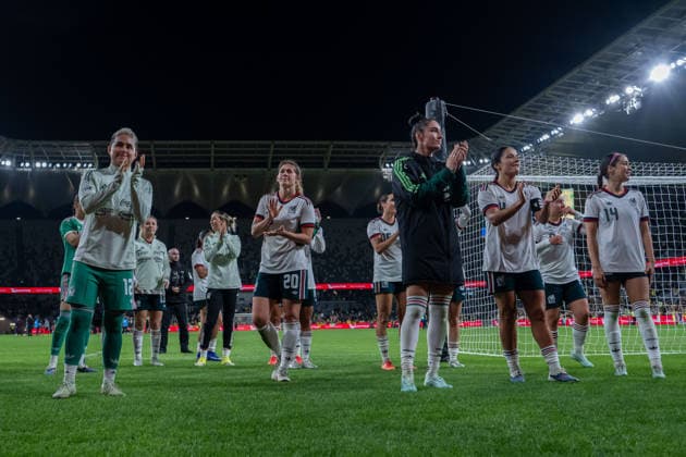 SYDNEY, AUSTRALIA - JUN 9: Players of Mexico thank their fans during the International Friendly, Länderspiel, Nationalmannschaft match between Australia and Mexico at CommBank Stadium on June 9, 2026 in Sydney, Australia.  Copyright: xNoexLlamasx xSPPx Sportspressphoto_SPR163783