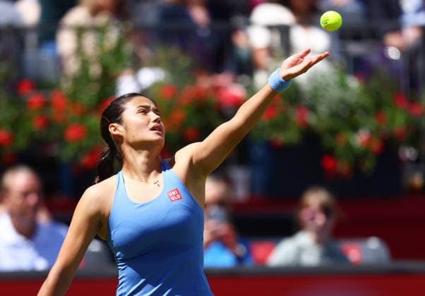 2026 HSBC Tennis Championships, Queens Club, London, UK - 09 06 2026 Emma Raducanu (GBR) serves during her first round match agianst Anna Blinkova in the HSBC 2026 Championships at Queens Club in London London Queens Club London GBR Copyright: xMarkxGreenwoodx