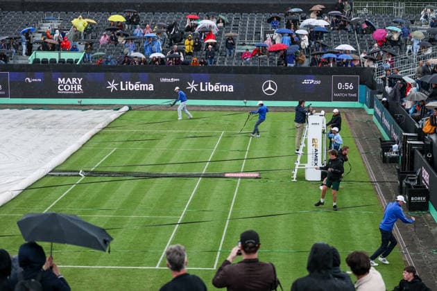 ROSMALEN, NETHERLANDS - JUNE 9: Spectators cover for rain under their umbrellas while volunteers are covering center court during Day 2 of the Libema Open Grass Court Championships at the Autotron on June 9, 2026 in Rosmalen, Netherlands.  Copyright: xRenexNijhuis MBxMediax