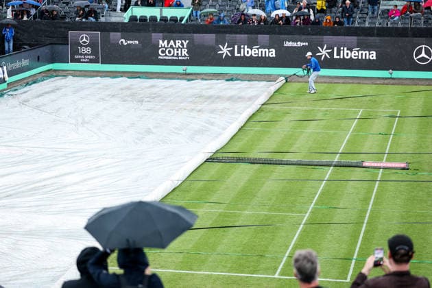 ROSMALEN, NETHERLANDS - JUNE 9: Spectators cover for rain under their umbrellas while volunteers are covering center court during Day 2 of the Libema Open Grass Court Championships at the Autotron on June 9, 2026 in Rosmalen, Netherlands.  Copyright: xRenexNijhuis MBxMediax