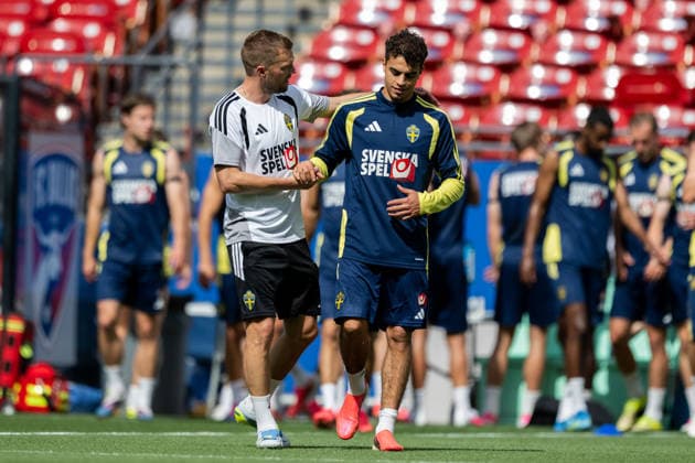 260609 Assistant coach Sebastian Larsson and Yasin Ayari of the Swedish national football team at a training session during day 2 of the FIFA World Cup 2026 on June 9, 2026 in Dallas Photo Petter Arvidson BILDBYRAN kod PA PA1225 fotboll football soccer fotball vm fotbolls vm fotball vm fotbolls vm 2026 fifa world cup 2026 träning practice training sverige sweden sverige a day 2 bbeng  Copyright: PETTERxARVIDSON BB260609PA026