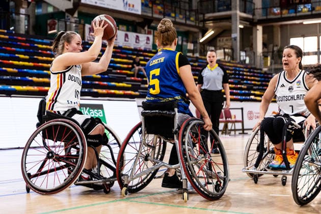 GUADALAJARA, SPAIN - JUNE 08: Lisa Bergenthal (Germany, 10) controls the ball against Liseth Alvarez (Colombia, 5) during the 2026 IWBF Women™s Repechage match between Angola vs. Germany at Palacio Multiusos de Guadalajara on June 08, 2026 in Guadalajara, Spain. Spain Copyright: xSteffiexWunderlx