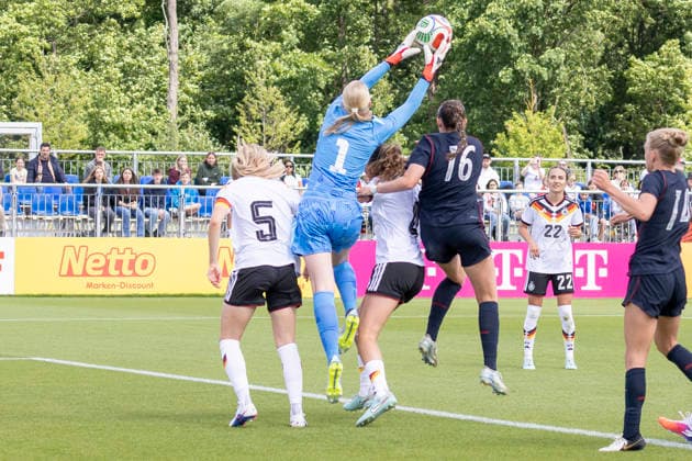 U19 Womens Test Match Germany USA, 09 06 2026 Janne Krumme Germany U19 1 intercepts the ball Luzie Zähringer Germany U19 5 Jordyn Hardeman USA U19 16 , Germany USA, Rodgau, Maingau Energie Stadion Am Weichsee , 9 6 2026 Copyright: xBEAUTIFULxSPORTS Gawlikx