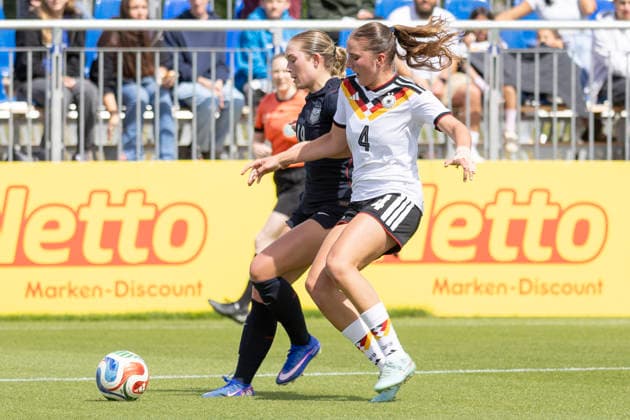 U19 Womens Test Match Germany USA, 09 06 2026 Lauren Malsom USA U19 19 Lina Szaraz Germany U19 4 in uzweikmapf around the ball, Germany USA, Rodgau, Maingau Energie Stadion Am Weichsee , 9 6 2026 Copyright: xBEAUTIFULxSPORTS Gawlikx