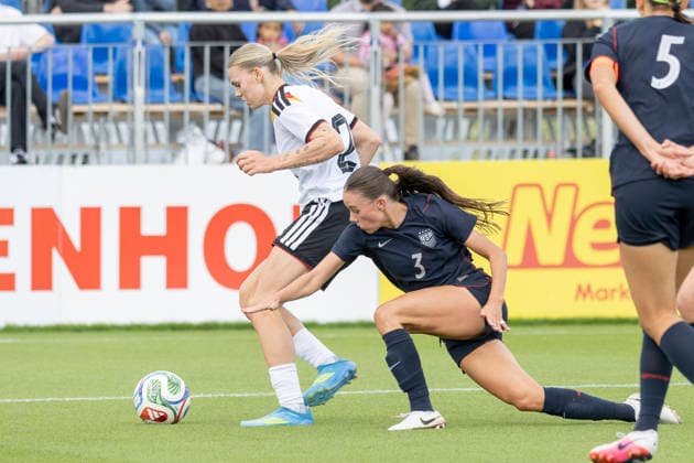 U19 Womens Test Match Germany USA, 09 06 2026 Bella Devey USA U19 3 Julia Schiffarth Germany U19 21 in a duel for the ball, Germany USA, Rodgau, Maingau Energie Stadion Am Weichsee , 9 6 2026 Copyright: xBEAUTIFULxSPORTS Gawlikx