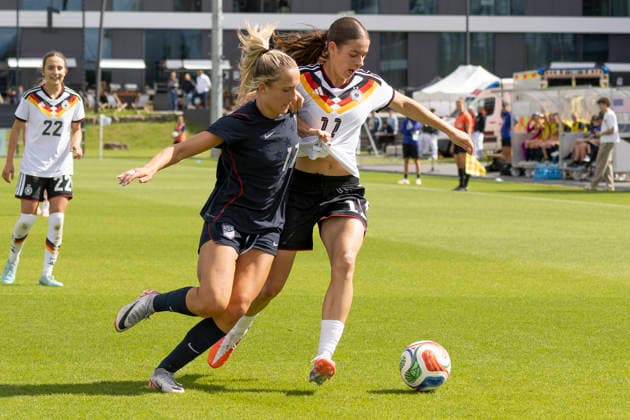 U19 Womens Test Match Germany USA, 09 06 2026 Kylie Maxwell USA U19 17 Leni Marie Eggert Germany U19 11 in a two-sided match for the ball, Germany USA, Rodgau, Maingau Energie Stadion Am Weichsee , 9 6 2026 Copyright: xBEAUTIFULxSPORTS Gawlikx