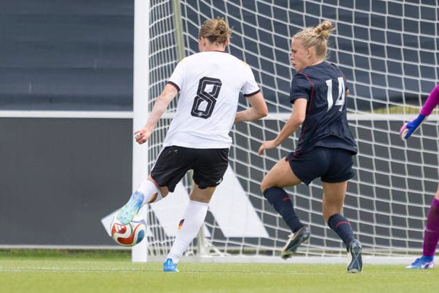 U19 Womens Test Match Germany USA, 09 06 2026 ,d8 shoots the ball on goal, Germany USA, Rodgau, Maingau Energie Stadion Am Weichsee , 9 6 2026 Copyright: xBEAUTIFULxSPORTS Gawlikx