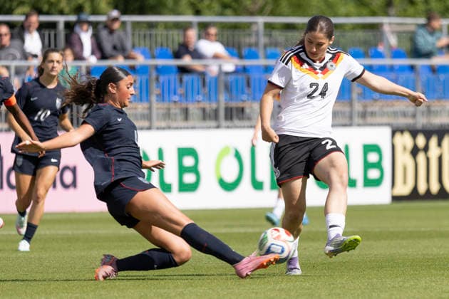 U19 Women Test Match Germany USA, 09 06 2026 Edra Bello USA U19 4 in a duel with a straddle against Elira Terakaj Germany U19 24 on the ball, Germany USA, Rodgau, Maingau Energie Stadion Am Weichsee , 9 6 2026 Copyright: xBEAUTIFULxSPORTS Gawlikx
