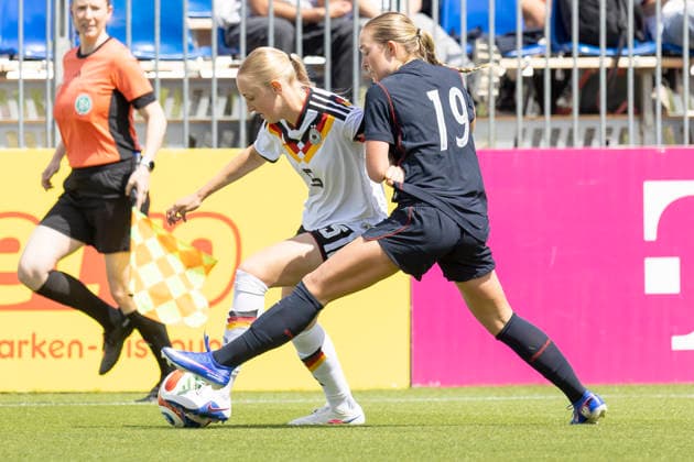 U19 Womens Test Match Germany USA, 09 06 2026 Luzie Zähringer Germany U19 5 Lauren Malsom USA U19 19 in a two-sided match for the ball, Germany USA, Rodgau, Maingau Energie Stadion Am Weichsee , 9 6 2026 Copyright: xBEAUTIFULxSPORTS Gawlikx