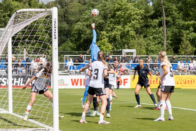 U19 Women Test Match Germany USA, 09 06 2026 Janne Krumme Germany U19 1 tries to get the ball, Germany USA, Rodgau, Maingau Energie Stadion Am Weichsee , 9 6 2026 Copyright: xBEAUTIFULxSPORTS Gawlikx