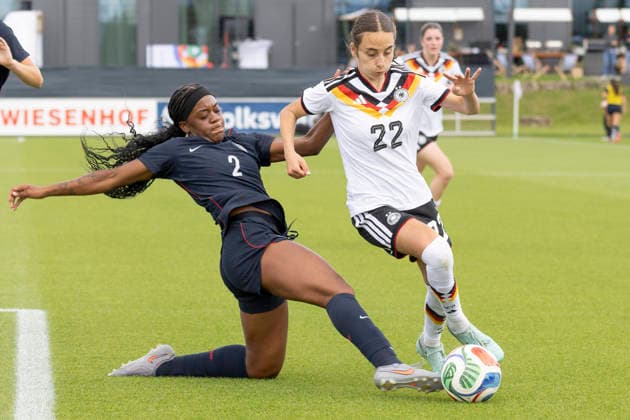 U19 Womens Test Match Germany USA, 09 06 2026 Jaida McGrew USA U19 2 with a straddle on Emma Memminger Germany U19 22 on the ball, Germany USA, Rodgau, Maingau Energie Stadion Am Weichsee , 9 6 2026 Copyright: xBEAUTIFULxSPORTS Gawlikx