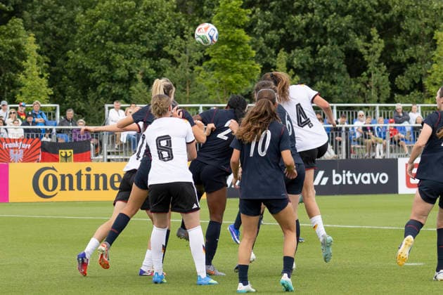U19 Womens Test Match Germany USA, 09 06 2026 Lina Szaraz Germany U19 4 heads the ball into the goal for 1 0, Jaida McGrew USA U19 2 Ashlyn Puerta USA U19 10 Tessa Zimmermann Germany U19 8 , Germany USA, Rodgau, Maingau Energie Stadion Am Weichsee , 9 6 2026 Copyright: xBEAUTIFULxSPORTS Gawlikx