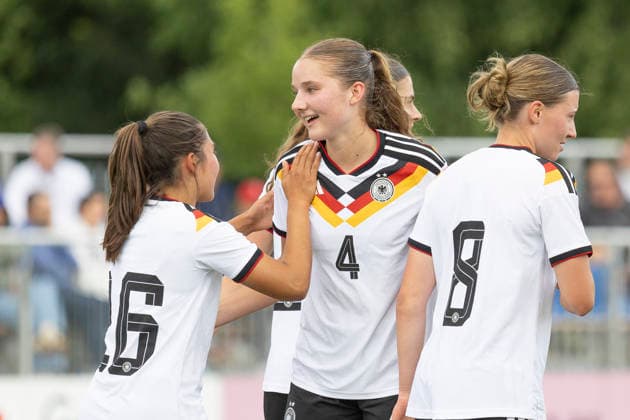 U19 Womens Test Match Germany USA, 09 06 2026 Paula Rintzner Germany U19 16 congratulates Lina Szaraz Germany U19 4 on scoring 1 0 ,d8 , Germany USA, Rodgau, Maingau Energie Stadion Am Weichsee , 9 6 2026 Copyright: xBEAUTIFULxSPORTS Gawlikx