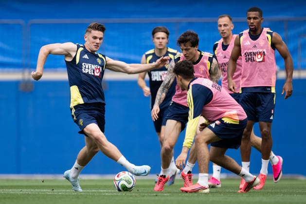260609 Viktor Gyökeres, Victor Nilsson Lindelöf and Isak Hien of the Swedish national football team at a training session during day 2 of the FIFA World Cup 2026 on June 9, 2026 in Dallas Photo Petter Arvidson BILDBYRAN kod PA PA1225 fotboll football soccer fotball vm fotbolls vm fotball vm fotbolls vm 2026 fifa world cup 2026 träning practice training sverige sweden sverige a day 2 bbeng  Copyright: PETTERxARVIDSON BB260609PA040