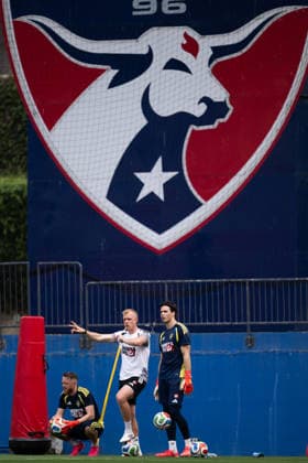 260609 Goalkeeper Viktor Johansson, goalkeeper coach Linus Kandolin and goalkeeper Jacob Widell Zetterström of the Swedish national football team at a training session during day 2 of the FIFA World Cup 2026 on June 9, 2026 in Dallas Photo Petter Arvidson BILDBYRAN kod PA PA1225 fotboll football soccer fotball vm fotbolls vm fotball vm fotbolls vm 2026 fifa world cup 2026 träning practice training sverige sweden sverige a day 2 bbeng  Copyright: PETTERxARVIDSON BB260609PA042