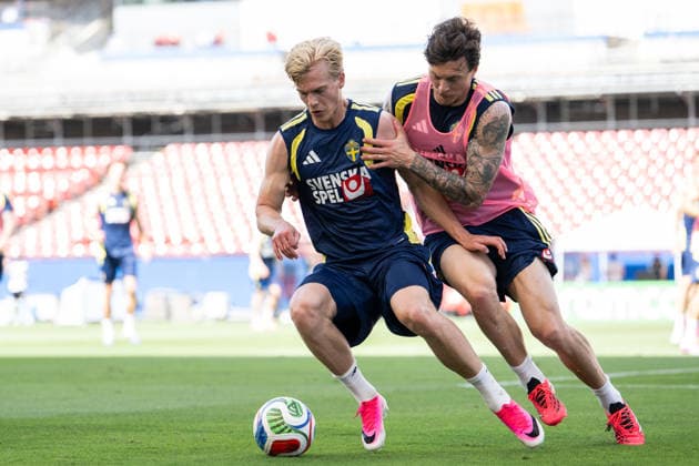 260609 Lucas Bergvall and Victor Nilsson Lindelöf of the Swedish national football team at a training session during day 2 of the FIFA World Cup 2026 on June 9, 2026 in Dallas Photo Petter Arvidson BILDBYRAN kod PA PA1225 fotboll football soccer fotball vm fotbolls vm fotball vm fotbolls vm 2026 fifa world cup 2026 träning practice training sverige sweden sverige a day 2 bbeng  Copyright: PETTERxARVIDSON BB260609PA050