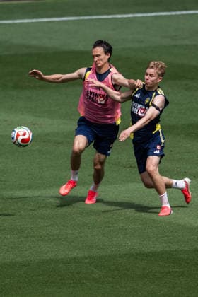 260609 Hjalmar Ekdal and Daniel Svensson of the Swedish national football team at a training session during day 2 of the FIFA World Cup 2026 on June 9, 2026 in Dallas Photo Petter Arvidson BILDBYRAN kod PA PA1225 fotboll football soccer fotball vm fotbolls vm fotball vm fotbolls vm 2026 fifa world cup 2026 träning practice training sverige sweden sverige a day 2 bbeng  Copyright: PETTERxARVIDSON BB260609PA056