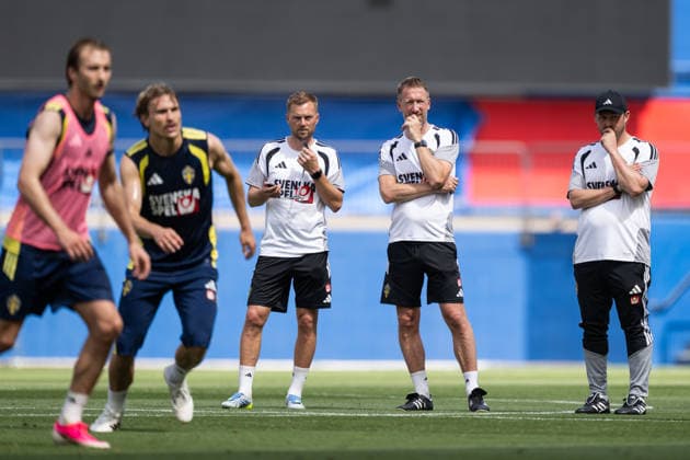 260609 Assistant coach Sebastian Larsson, head coach Graham Potter and assistant coach Björn Hamberg of the Swedish national football team at a training session during day 2 of the FIFA World Cup 2026 on June 9, 2026 in Dallas Photo Petter Arvidson BILDBYRAN kod PA PA1225 fotboll fotboll soccer fotball vm fotbolls vm fotball vm fotbolls vm 2026 fifa world cup 2026 träning practice training sverige sweden sverige a day 2 bbeng  Copyright: PETTERxARVIDSON BB260609PA058