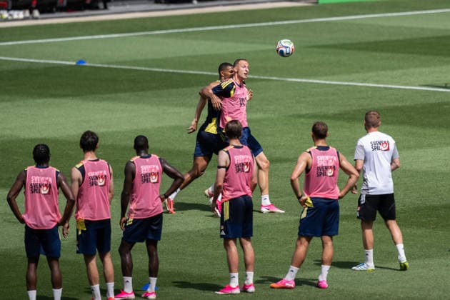 260609 Isak Hien and Gustaf Nilsson of the Swedish national football team at a training session during day 2 of the FIFA World Cup 2026 on June 9, 2026 in Dallas Photo Petter Arvidson BILDBYRAN kod PA PA1225 fotboll football soccer fotball vm fotbolls vm fotball vm fotbolls vm 2026 fifa world cup 2026 träning practice training sverige sweden sverige a day 2 bbeng  Copyright: PETTERxARVIDSON BB260609PA060