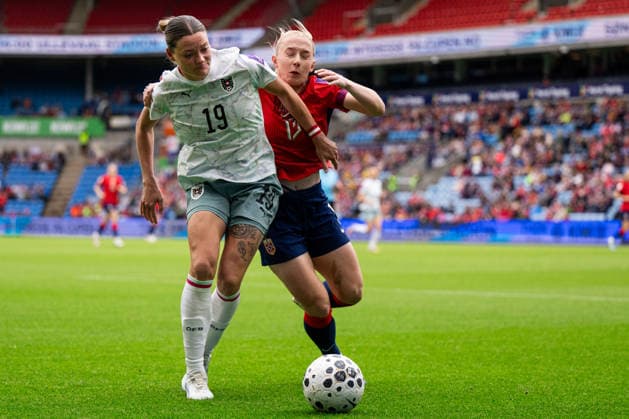 260609 Verena Hanshaw of Austria and Thea Bjelde of Norway during the FIFA Women s World Cup Qualifier football match between Norway and Austria on June 9, 2026 in Oslo Photo Marius Simensen BILDBYRAN COP 238 MM0070 bbeng fotball soccer football fotboll fifa world cup qualifiers vm kvalifisering kvinner vm kvalik landskamp dam norge norway austria osterrike  Copyright: MARIUSxSIMENSEN BB260609BB423