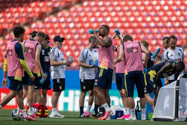 260609 Isak Hien of the Swedish national football team at a training session during day 2 of the FIFA World Cup 2026 on June 9, 2026 in Dallas Photo Petter Arvidson BILDBYRAN kod PA PA1225 fotboll football soccer fotball vm fotbolls vm fotball vm fotbolls vm 2026 fifa world cup 2026 träning practice training sverige sweden sverige a day 2 bbeng cooling break  Copyright: PETTERxARVIDSON BB260609PA066