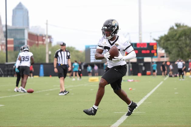 JACKSONVILLE, FL - JUNE 09: Jacksonville Jaguars cornerback Caleb Ransaw (27) catches a ball during Minicamp on June 9, 2026 at Miller Electric Center in Jacksonville, Fl. (Photo by David Rosenblum Icon Sportswire) NFL, American Football Herren, USA JUN 09 Jacksonville Jaguars Minicamp EDITORIAL USE ONLY Icon260609160995