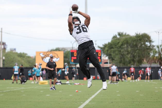 JACKSONVILLE, FL - JUNE 09: Jacksonville Jaguars safety Devin Neal Jr. (36) catches a ball during Minicamp on June 9, 2026 at Miller Electric Center in Jacksonville, Fl. (Photo by David Rosenblum Icon Sportswire) NFL, American Football Herren, USA JUN 09 Jacksonville Jaguars Minicamp EDITORIAL USE ONLY Icon260609161006