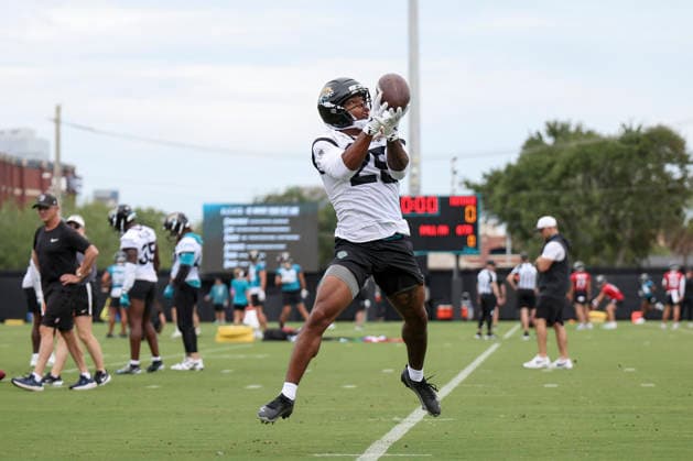 JACKSONVILLE, FL - JUNE 09: Jacksonville Jaguars safety Rayuan Lane III (25) catches a ball during Minicamp on June 9, 2026 at Miller Electric Center in Jacksonville, Fl. (Photo by David Rosenblum Icon Sportswire) NFL, American Football Herren, USA JUN 09 Jacksonville Jaguars Minicamp EDITORIAL USE ONLY Icon260609161025