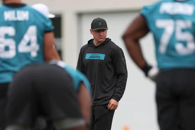 JACKSONVILLE, FL - JUNE 09: Jacksonville Jaguars offensive coordinator Grant Udinski looks on during Minicamp on June 9, 2026 at Miller Electric Center in Jacksonville, Fl. (Photo by David Rosenblum Icon Sportswire) NFL, American Football Herren, USA JUN 09 Jacksonville Jaguars Minicamp EDITORIAL USE ONLY Icon260609161209