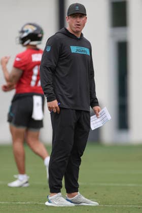 JACKSONVILLE, FL - JUNE 09: Jacksonville Jaguars offensive coordinator Grant Udinski looks on during Minicamp on June 9, 2026 at Miller Electric Center in Jacksonville, Fl. (Photo by David Rosenblum Icon Sportswire) NFL, American Football Herren, USA JUN 09 Jacksonville Jaguars Minicamp EDITORIAL USE ONLY Icon260609161218