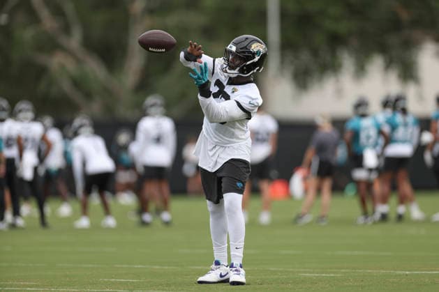 JACKSONVILLE, FL - JUNE 09: Jacksonville Jaguars linebacker Foyesade Oluokun (23) catches a ball during Minicamp on June 9, 2026 at Miller Electric Center in Jacksonville, Fl. (Photo by David Rosenblum Icon Sportswire) NFL, American Football Herren, USA JUN 09 Jacksonville Jaguars Minicamp EDITORIAL USE ONLY Icon260609161236