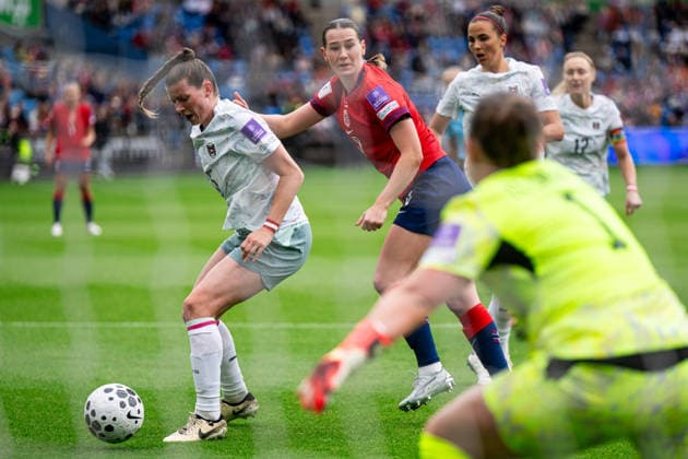 260609 Claudia Wenger of Austria and Elisabeth Terland of Norway during the FIFA Women s World Cup Qualifier football match between Norway and Austria on June 9, 2026 in Oslo Photo Jon Olav Nesvold BILDBYRAN COP 217 MM0070 bbeng fotball soccer football fotboll fifa world cup qualifiers vm kvalifisering kvinner vm kvalik landskamp dam norge norway austria osterrike  Copyright: JONxOLAVxNESVOLD BB260609JE006