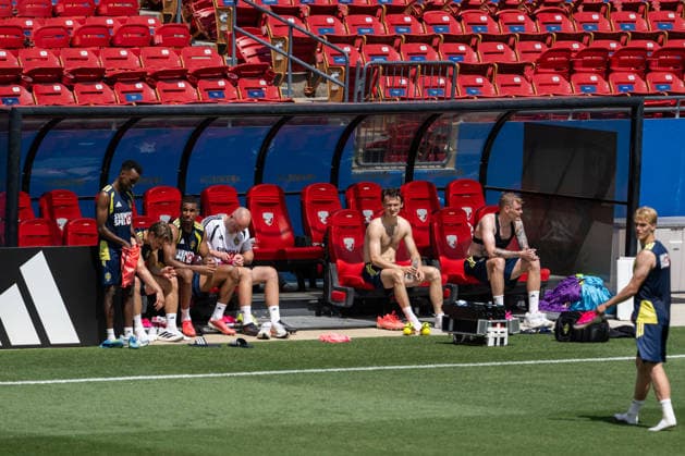 260609 Players of the Swedish national football team on the bench at a training session during day 2 of the FIFA World Cup 2026 on June 9, 2026 in Dallas Photo Petter Arvidson BILDBYRAN kod PA PA1225 fotboll football soccer fotball vm fotbolls vm fotball vm fotbolls vm 2026 fifa world cup 2026 träning practice training sverige sweden sverige a day 2 bbeng  Copyright: PETTERxARVIDSON BB260609PA074