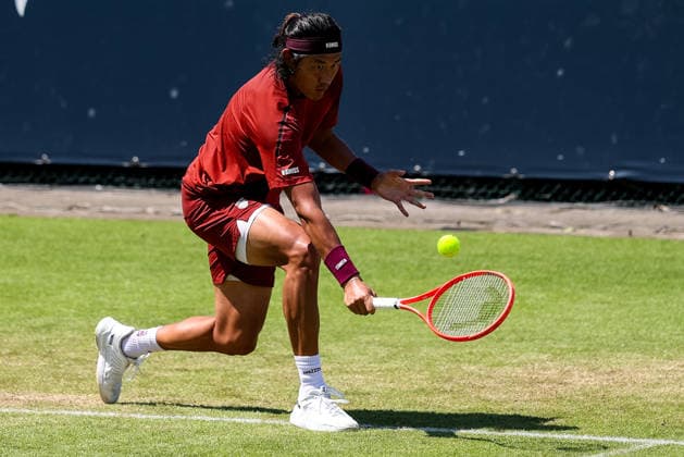 ROSMALEN, NETHERLANDS - JUNE 9: Zhizhen Zhang of China plays a backhand in his Men s Singles First Round match against Jenson Brooksby of the United States during Day 2 of the Libema Open Grass Court Championships at the Autotron on June 9, 2026 in Rosmalen, Netherlands.  Copyright: xRenexNijhuis MBxMediax