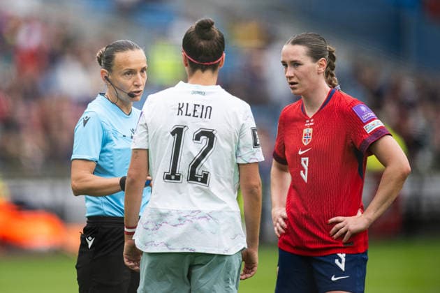 260609 Ivana Projkovska, referee, Jennifer Klein of Austria and Elisabeth Terland of Norway during the FIFA Women s World Cup Qualifier football match between Norway and Austria on June 9, 2026 in Oslo Photo Jon Olav Nesvold BILDBYRAN COP 217 MM0070 bbeng fotball soccer football fotboll fifa world cup qualifiers vm kvalifisering kvinner vm kvalik landskamp dam norge norway austria osterrike  Copyright: JONxOLAVxNESVOLD BB260609JE008