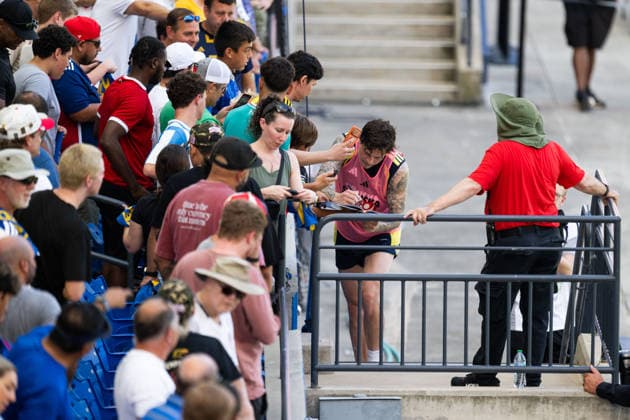 260609 Victor Nilsson Lindelöf of the Swedish national football team with fans at a training session during day 2 of the FIFA World Cup 2026 on June 9, 2026 in Dallas Photo Petter Arvidson BILDBYRAN kod PA PA1225 fotboll football soccer fotball vm fotbolls vm fotball vm fotbolls vm 2026 fifa world cup 2026 träning practice training sverige sweden sverige a day 2 bbeng publik  Copyright: PETTERxARVIDSON BB260609PA078