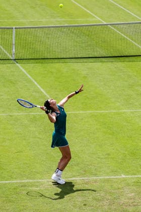 ROSMALEN, NETHERLANDS - JUNE 9: Greet Minnen of Belgium serves in her Women s Singles First Round match against Janice Tjen of Indonesia during Day 2 of the Libema Open Grass Court Championships at the Autotron on June 9, 2026 in Rosmalen, Netherlands.  Copyright: xRenexNijhuis MBxMediax
