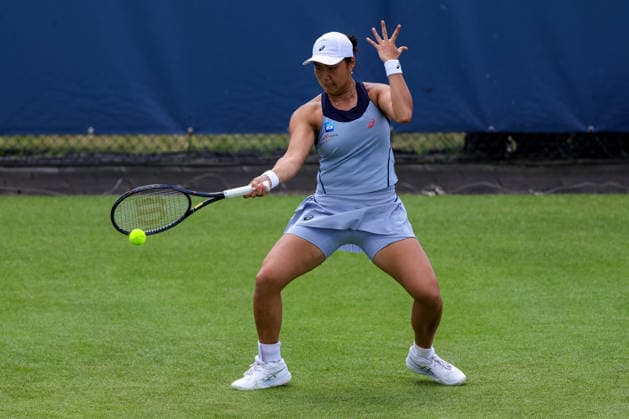 ROSMALEN, NETHERLANDS - JUNE 9: Janice Tjen of Indonesia plays a forehand in her Women s Singles First Round match against Greet Minnen of Belgium during Day 2 of the Libema Open Grass Court Championships at the Autotron on June 9, 2026 in Rosmalen, Netherlands.  Copyright: xRenexNijhuis MBxMediax