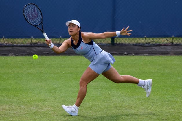 ROSMALEN, NETHERLANDS - JUNE 9: Janice Tjen of Indonesia plays a forehand in her Women s Singles First Round match against Greet Minnen of Belgium during Day 2 of the Libema Open Grass Court Championships at the Autotron on June 9, 2026 in Rosmalen, Netherlands.  Copyright: xRenexNijhuis MBxMediax