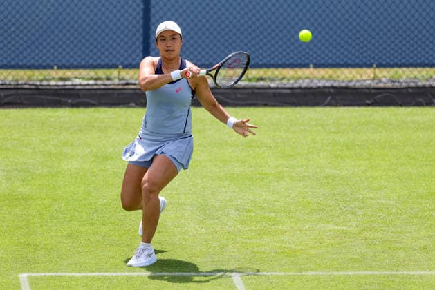 ROSMALEN, NETHERLANDS - JUNE 9: Janice Tjen of Indonesia plays a forehand in her Women s Singles First Round match against Greet Minnen of Belgium during Day 2 of the Libema Open Grass Court Championships at the Autotron on June 9, 2026 in Rosmalen, Netherlands.  Copyright: xRenexNijhuis MBxMediax