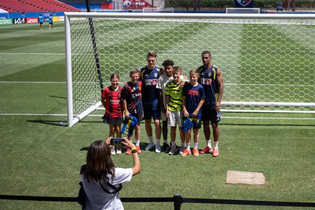 260609 Viktor Gyökeres and Isak Hien of the Swedish national football team with fans at a training session during day 2 of the FIFA World Cup 2026 on June 9, 2026 in Dallas Photo Petter Arvidson BILDBYRAN kod PA PA1225 fotboll football soccer fotball vm fotbolls vm fotball vm fotbolls vm 2026 fifa world cup 2026 träning practice training sverige sweden sverige a day 2 bbeng publik barn ungdom  Copyright: PETTERxARVIDSON BB260609PA081
