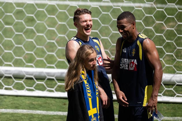 260609 Viktor Gyökeres and Isak Hien of the Swedish national football team with fans at a training session during day 2 of the FIFA World Cup 2026 on June 9, 2026 in Dallas Photo Petter Arvidson BILDBYRAN kod PA PA1225 fotboll football soccer fotball vm fotbolls vm fotball vm fotbolls vm 2026 fifa world cup 2026 träning practice training sverige sweden sverige a day 2 bbeng publik barn ungdom  Copyright: PETTERxARVIDSON BB260609PA091