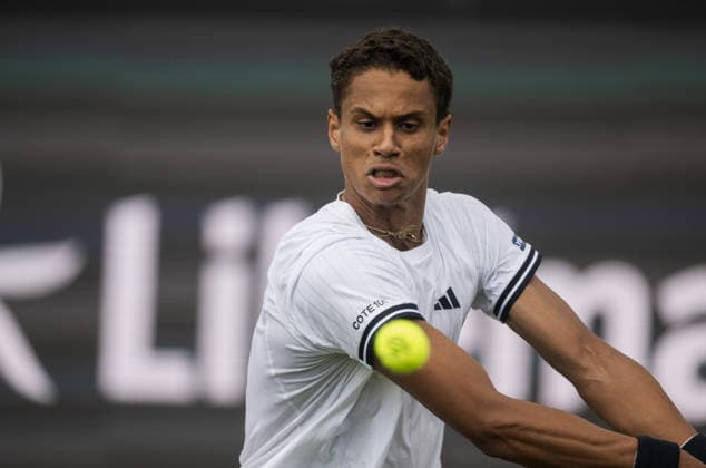 Libema Open Gabriel Diallo of Canada plays a backhand shot against Adrian Mannarino of France during their ATP, Tennis Herren Singles First Round match at the Libema Open at Autotron s-Hertogenbosch in s-Hertogenbosch, Netherlands, on June 9, 2026. S-Hertogenbosch Netherlands  Copyright: xAndyxAstfalckx originalFilename:astfalck-libemaop260609_npVrY.jpg