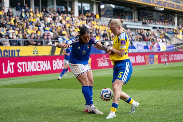 260609 Martina Piemonte of Italy and Anna Sandberg of Sweden during the FIFA Women s World Cup Qualifier football match between Sweden and Italy on June 9, 2026 in Gothenburg Photo Mathias Bergeld BILDBYRAN code MB CS0935 fotboll football soccer fotball vm kval kval fifa womens world cup qualifier qualifier sverige sweden italien italy dam bbeng  Copyright: MATHIASxBERGELD BB260609MB027