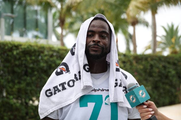 MIAMI GARDNES, FL - JUNE 09: Miami Dolphins offensive tackle Kendall Lamm (70) speaks with reports during the Miami Dolphins OTA on Tuesday, June 9, 2026 at Baptist Health Training Complexr in Miami Gardens, FL (Photo by Peter Joneleit Icon Sportswire) NFL, American Football Herren, USA JUN 09 Miami Dolphins OTA EDITORIAL USE ONLY Icon260609002