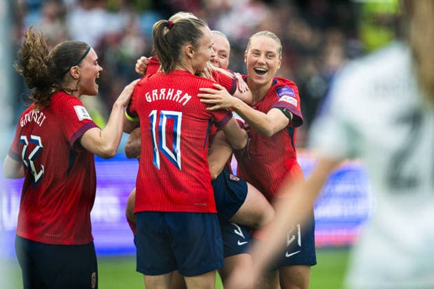 260609 Signe Gaupset, Caroline Graham Hansen and Lisa Naalsund of Norway celebrates after 1 0 during the FIFA Women s World Cup Qualifier football match between Norway and Austria on June 9, 2026 in Oslo Photo Jon Olav Nesvold BILDBYRAN COP 217 MM0070 bbeng fotball soccer football fotboll fifa world cup qualifiers vm kvalifisering kvinner vm kvalik landskamp dam norge norway austria osterrike  Copyright: JONxOLAVxNESVOLD BB260609JE021